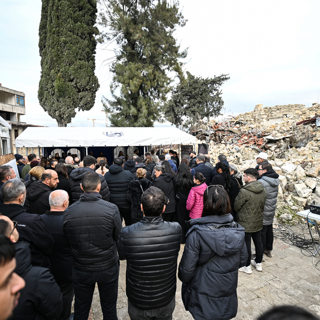 Hatay'da depremde ölenler için kilise enkazı önünde ayin yapıldı