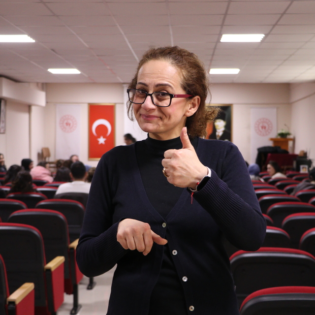 2 yıl sonra mesleğine dönen depremzede öğretmen, işaret dili eğitimi veriyo...