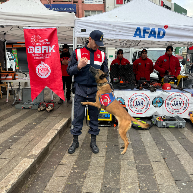 Bursa'da 6 Şubat depremleri anma etkinliğinde arama kurtarma malzemeleri se...