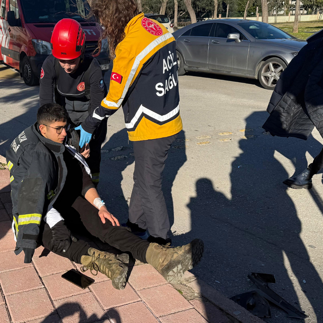 Kadın itfaiyeci, şoka girip üşüyen kazazedeye montunu verdi