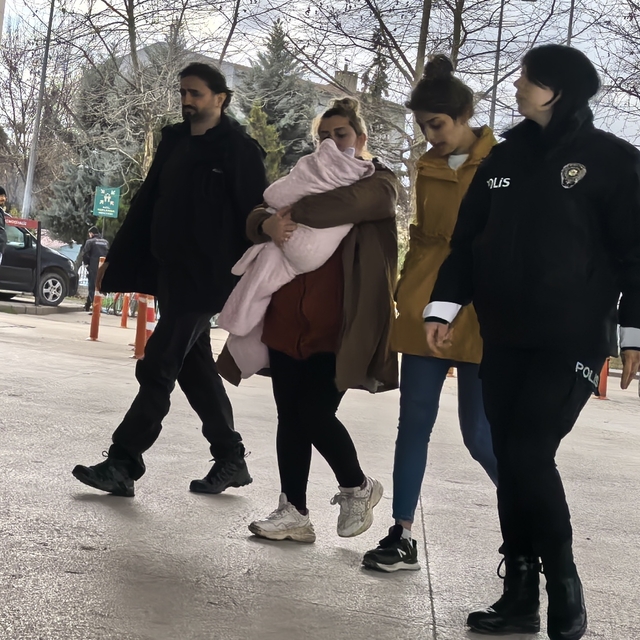 Biri kucağında bebek, 2 hırsızlık şüphelisi girdikleri dairede yakalandı