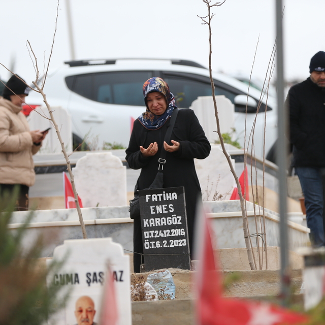 İskenderun'da depremlerin ikinci yılında mezarlıklar ziyaret edildi