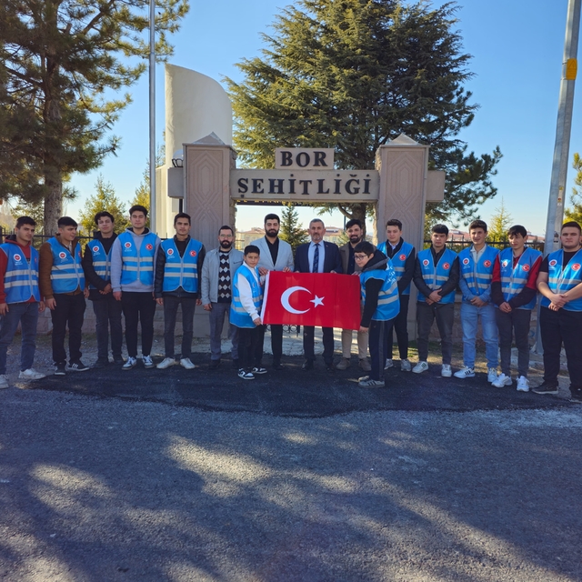 Niğde'de öğrenciler şehitlik ziyareti yaptı