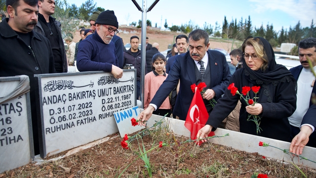 Osmaniye'de depremde yaşamını yitirenler mezarları başında anıldı