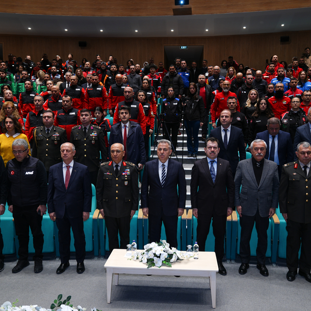 İzmir'de, 6 Şubat 2023'teki depremlerde yaşamını yitirenler anıldı