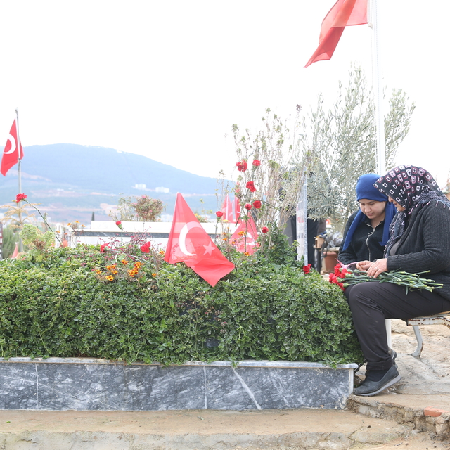 Depremde hayatını kaybeden AA muhabiri Burak Milli, mezarı başında anıldı