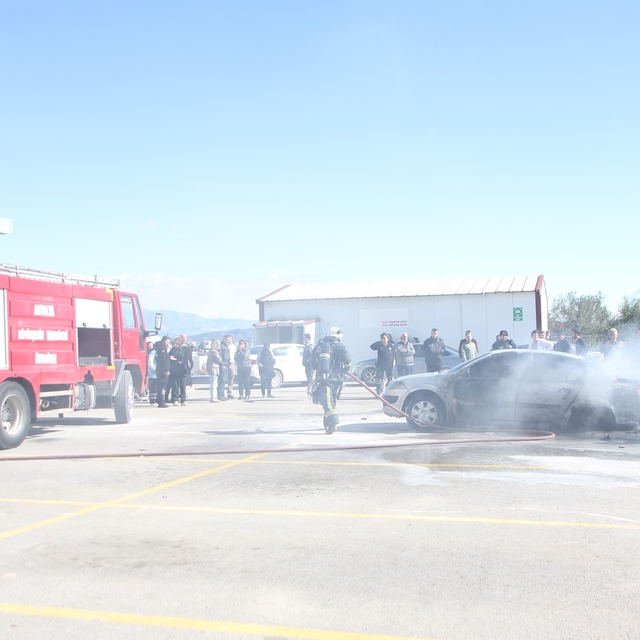 Serik'te park halindeki otomobilde yangın çıktı