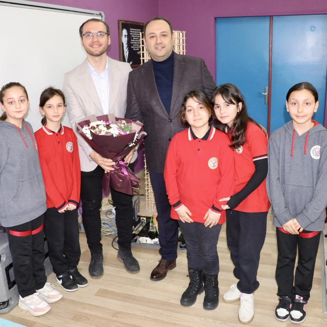 Trabzon'da akademisyenler ortaokul öğrencilerine deprem teknolojilerini tan...