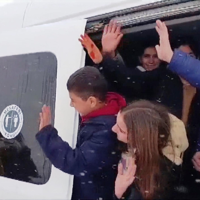 Muş'ta 61 köy yolu kapandı; mahsur kalan 40 kişi kurtarıldı