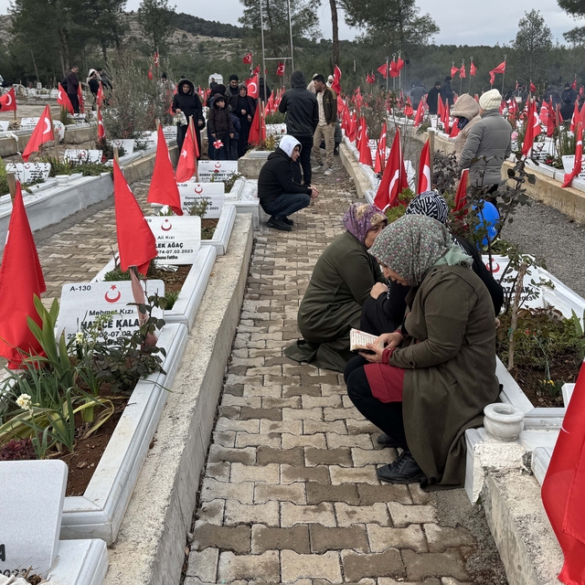Kahramanmaraş'ta depremlerde yakınlarını kaybedenler mezarlıkları ziyaret e...