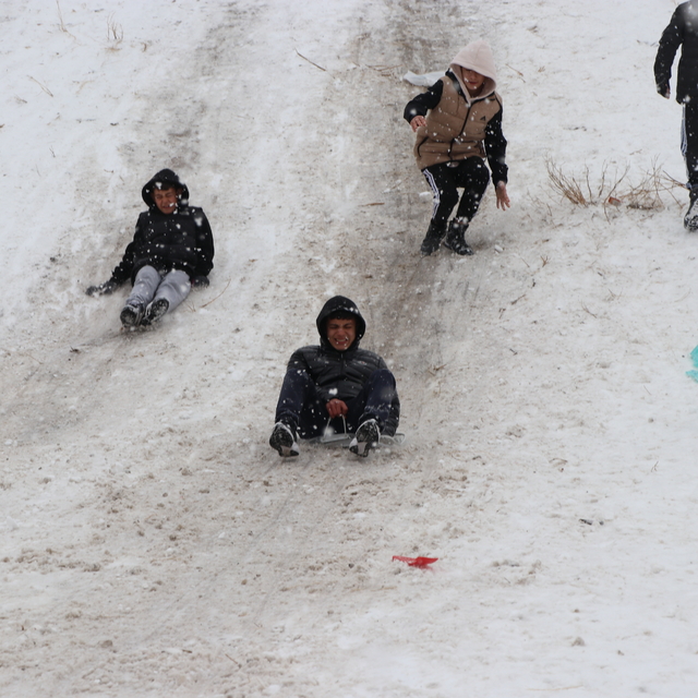 Kayseri'de çocuklar, naylon, tepsi ve leğenlerle kaydı