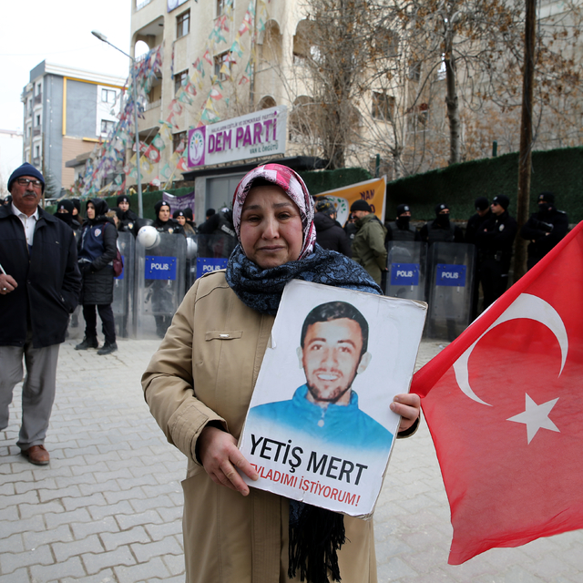 Vanlı aileler, DEM Parti İl Başkanlığı önündeki eylemlerini sürdürdü