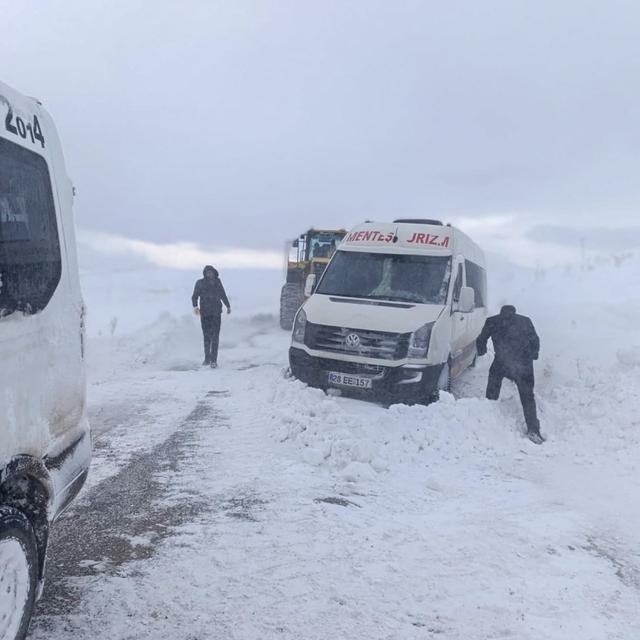 Van'da kar nedeniyle mahsur kalan araçlardaki öğrenci ve vatandaşlar kurtar...