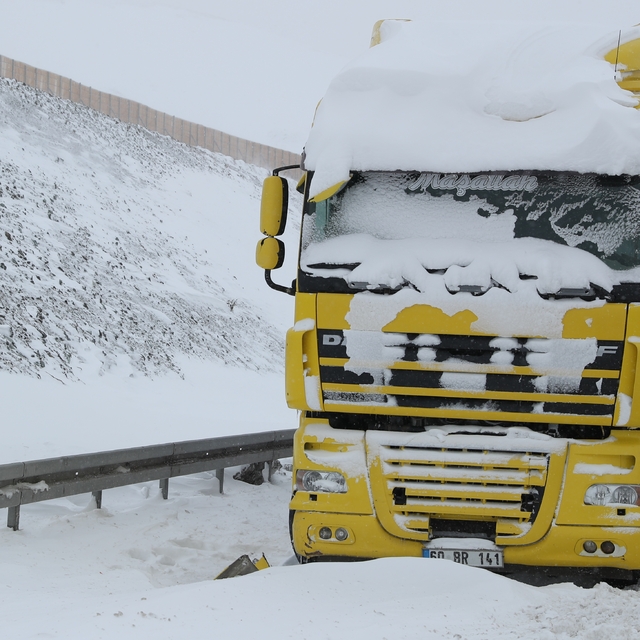 Erzincan'da kar ve tipi nedeniyle ulaşım güçlükle sağlanıyor