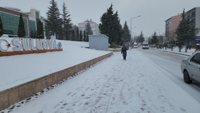 Amasya'nın Suluova ilçesinde kar etkili oluyor