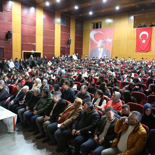 Türkiye'nin ilk astronotu Gezeravcı Mersin'de öğrencilerle buluştu