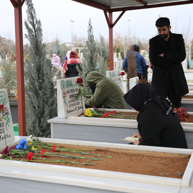 Diyarbakır'da 6 Şubat depremlerinde yakınlarını kaybedenler mezarlık ziyare...