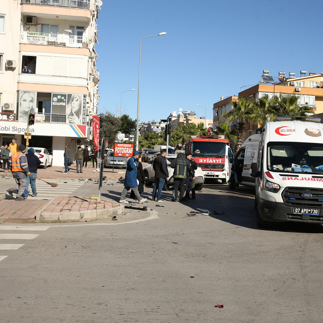 Antalya'da iki otomobilin çarpıştığı kazada 3 kişi yaralandı