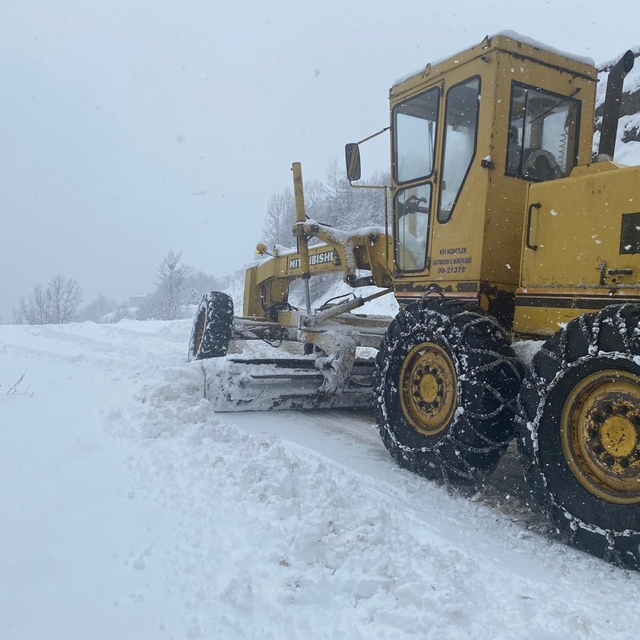Kastamonu'da kapanan köy yolu cenaze için açıldı