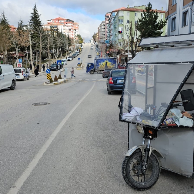 Çorum'da üç tekerlekli motosikletin çarptığı cip sürücüsü yaralandı