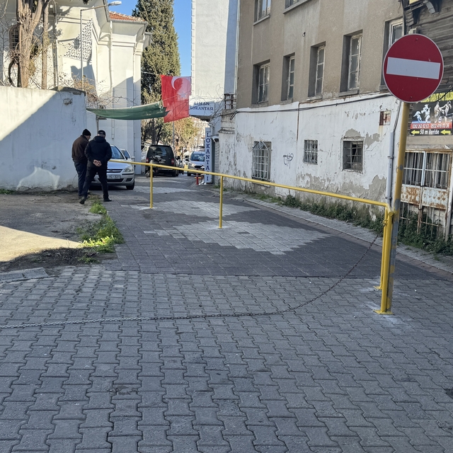 Tekirdağ'da tapulu arazisi olduğunu iddia eden kişi sokak girişini bariyerl...