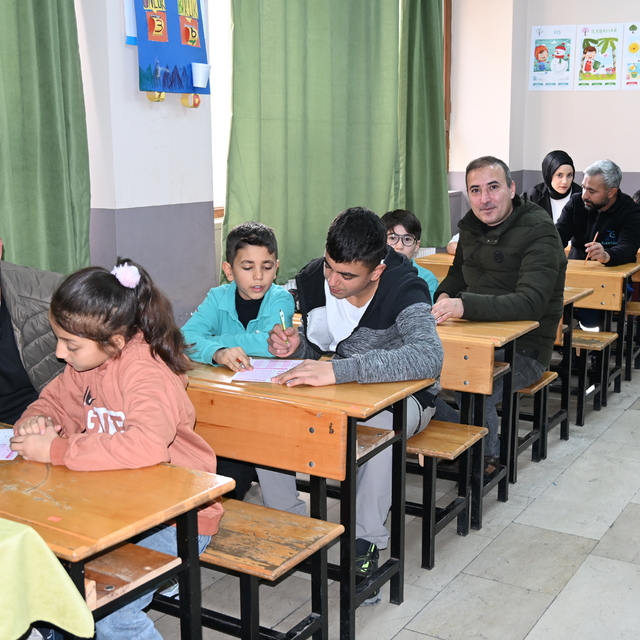 Siirt'te veli ve öğrenciler aynı sınavda ter döktü