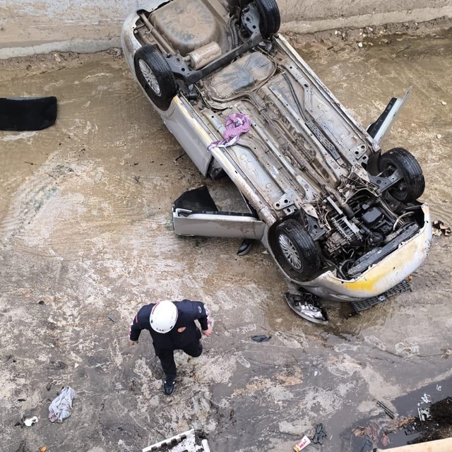 Şanlıurfa'da dere yatağına düşen otomobildeki 2 kişi yaralandı