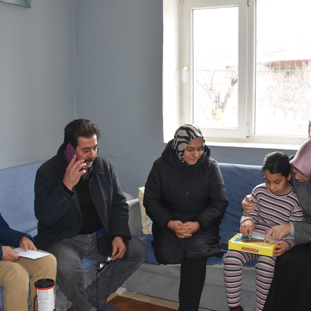 Afyonkarahisar Valisi Yiğitbaşı, depremin 2. yılında depremzede aileleri zi...