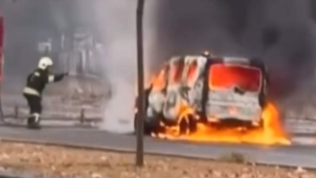 Diyarbakır'da hafif ticari araç alev alev yandı