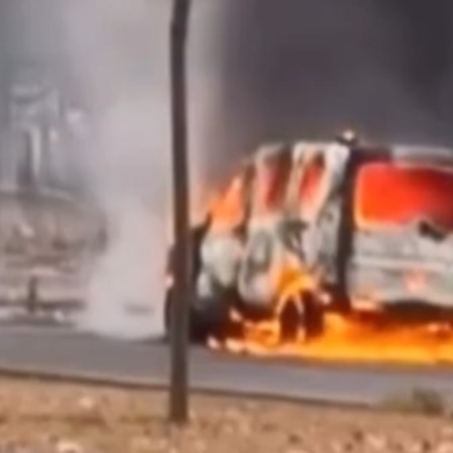 Diyarbakır'da hafif ticari araç alev alev yandı