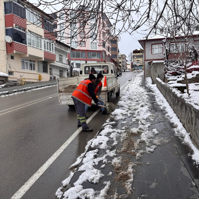 Kavak Belediyesi, karla mücadele çalışmalarını sürdürüyor