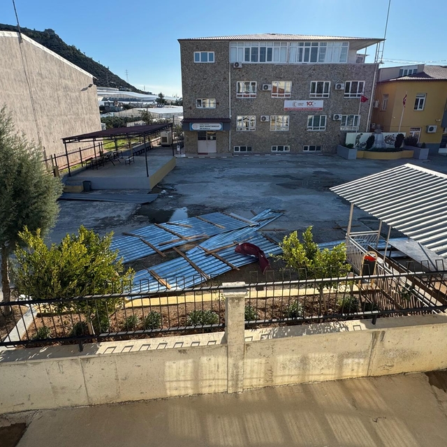 Mersin'de şiddetli rüzgarda okulun spor salonunun çatısı uçtu