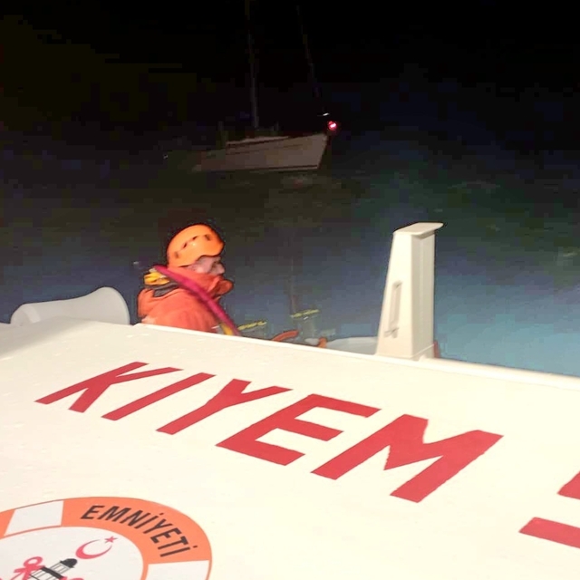 Fethiye açıklarında sürüklenen teknedeki 2 kişi kurtarıldı