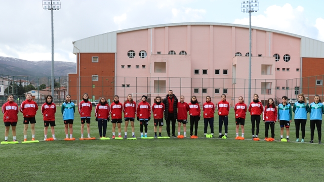Amasya'da kadın futbol takımı, "asrın felaketi"nde hayatını kaybedenleri andı
