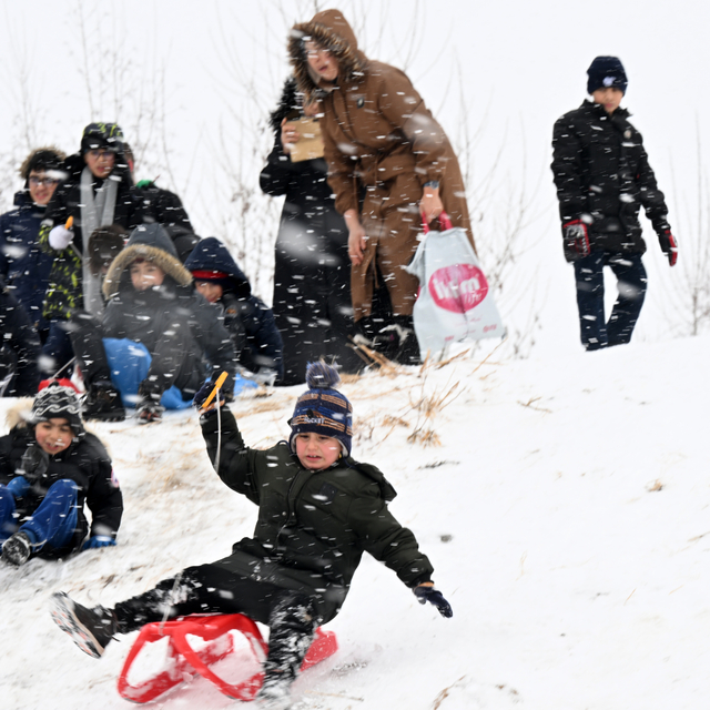 Kayseri'de kar tatilini fırsat bilen çocuklar kızakla kaydı
