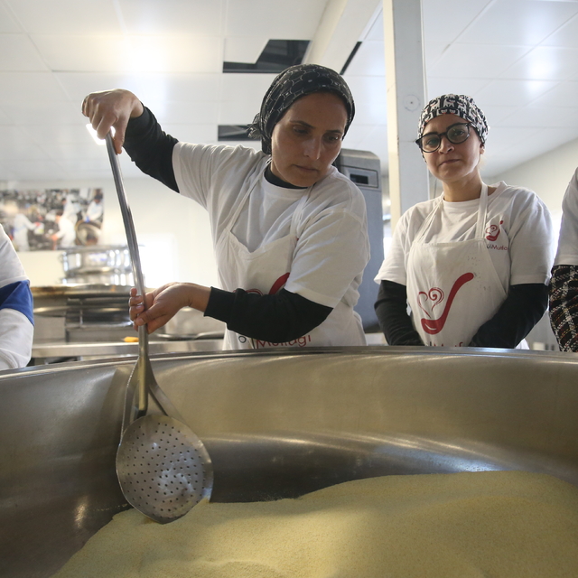 İskenderun'daki "Gönül Mutfağı"nda depremin ikinci yılı dolayısıyla helva k...