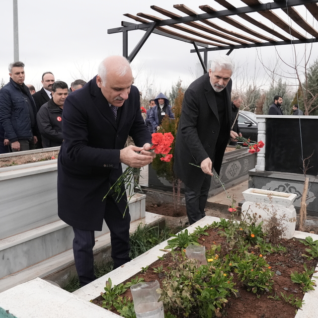 Diyarbakır'da 6 Şubat depremlerinde hayatını kaybedenler programlarla anıld...