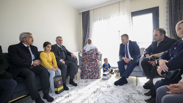 Bakan Bak, 6 Şubat depremlerinin yıl dönümünde Kilis'te gençlerle buluştu: