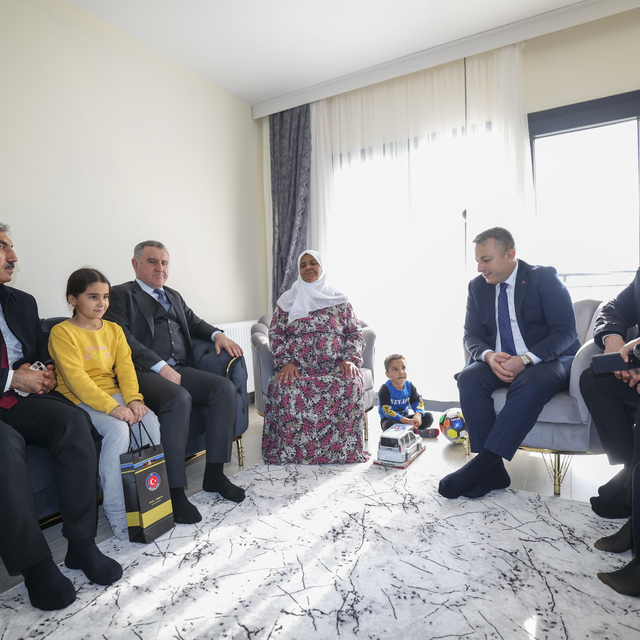 Bakan Bak, 6 Şubat depremlerinin yıl dönümünde Kilis'te gençlerle buluştu: