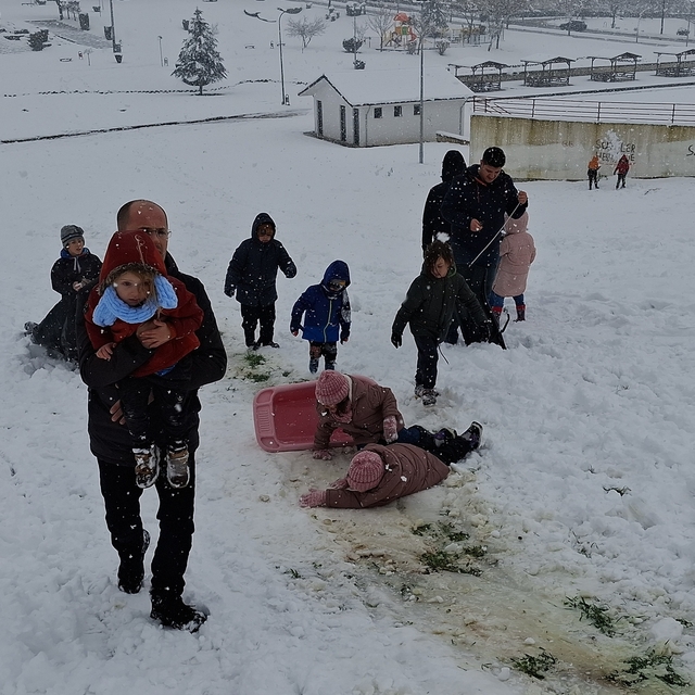 Çocuklar, kar tatilinde kayarak eğlendi