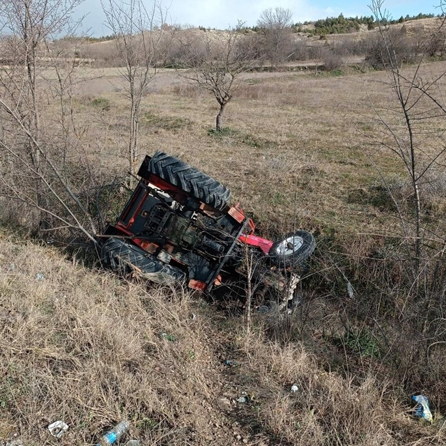 Boyabat'ta devrilen traktörün sürücüsü yaralandı