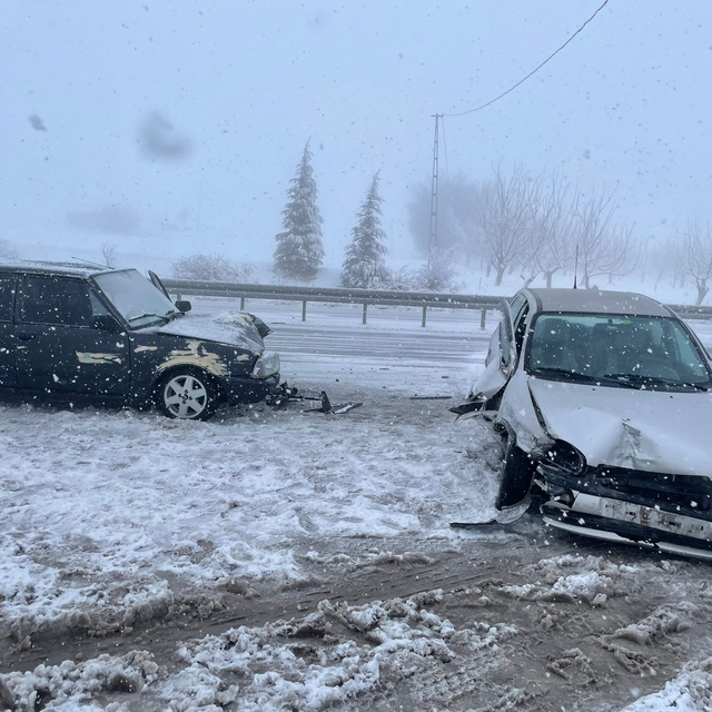 Elazığ'da 3 aracın karıştığı kazada 5 kişi yaralandı