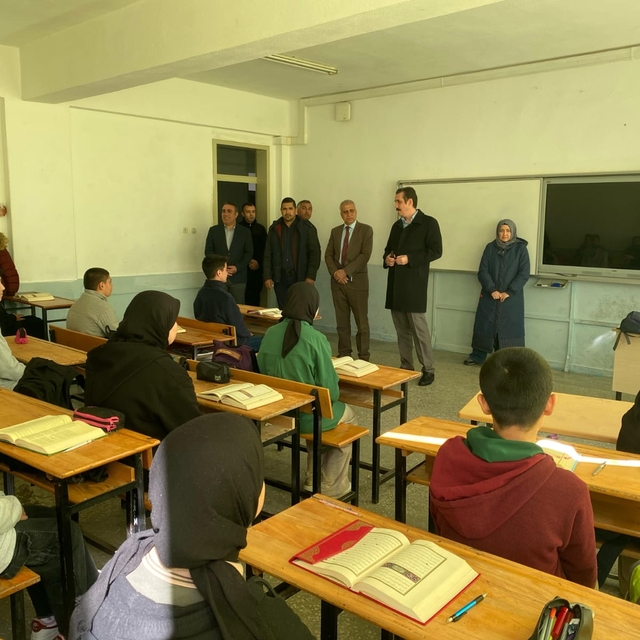 Bozyazı Kaymakamı Tuncay Topsakaloğlu öğrencilerle buluştu