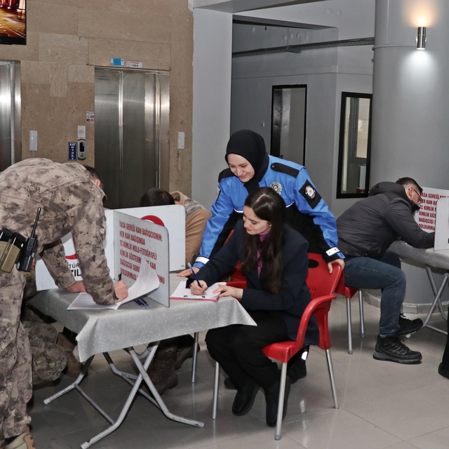 Ardahan'da polisler 6 Şubat depremlerinde hayatını kaybedenler anısına kan...