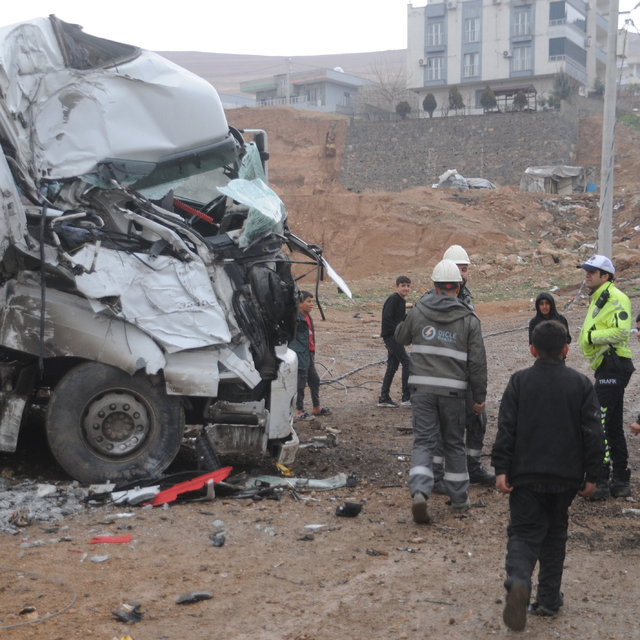 Cizre'de elektrik direğine çarpan akaryakıt tankerinin sürücüsü yaralandı