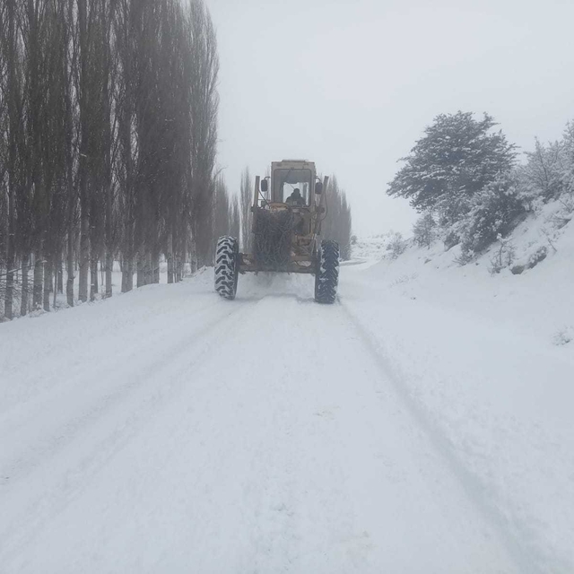 Mersin'de karla kaplanan yollarda temizlik çalışması yapıldı