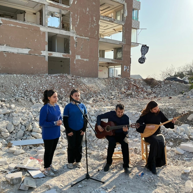 Öğrenciler, depremde hayatını kaybedenleri Yemen Türküsü ile andı