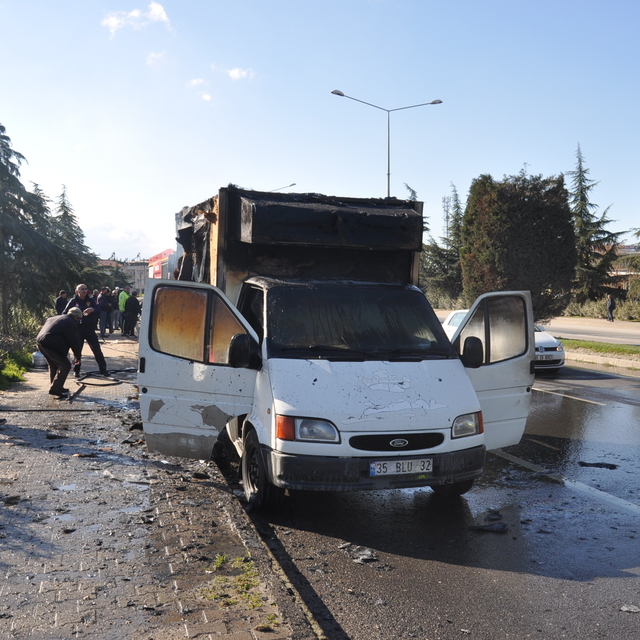 Manisa'da seyir halindeyken alev alan kamyonette hasar oluştu