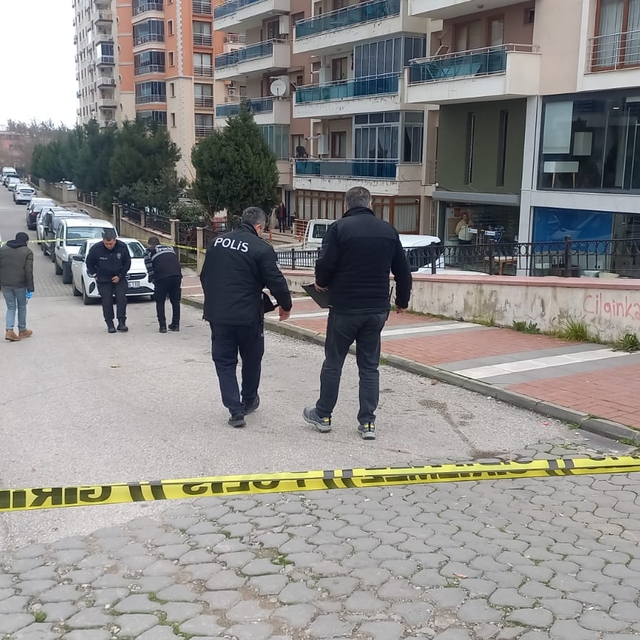 Manisa'da otomobilinin içinde silahlı saldırıya uğrayan kişi yaralandı