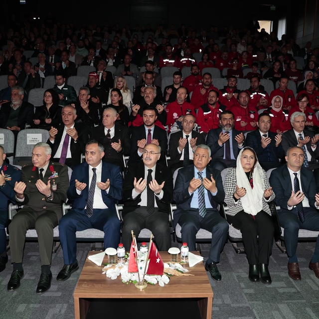 Adana'da depremlerde hayatını kaybedenler dualarla anıldı